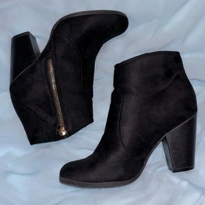 JOURNEE Collection -  Women's Wide Link Bootie - Black Suede